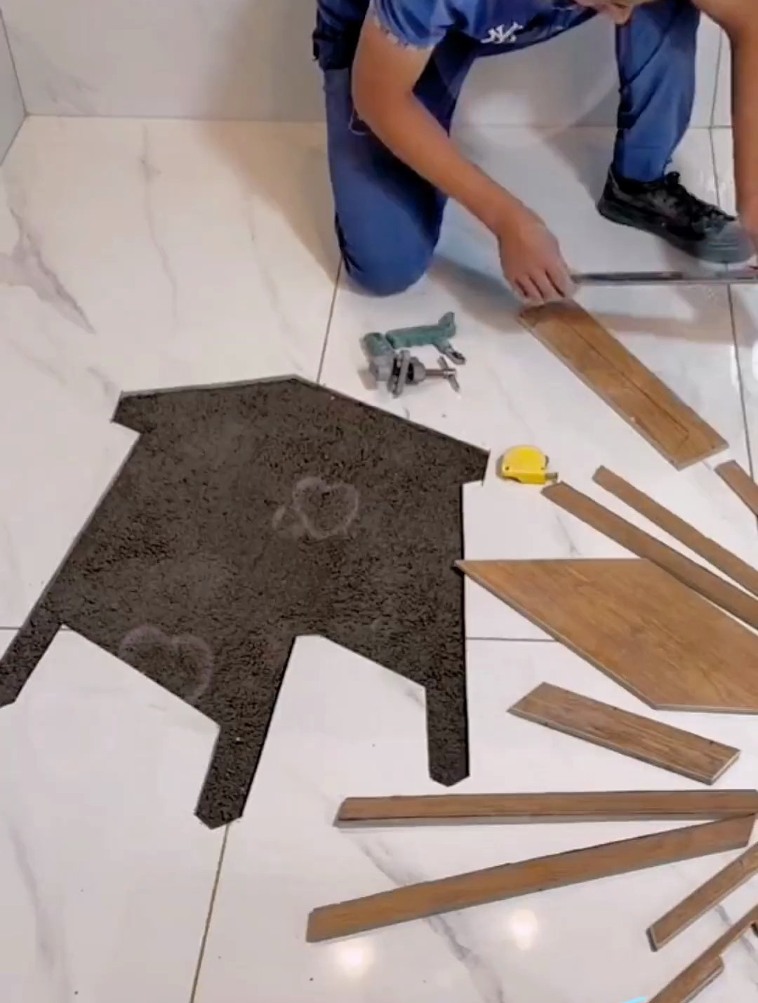 墙上瓷砖坏了一块如何更换(墙上的瓷砖坏了用什么装饰最好)