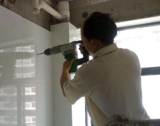 墙砖打孔会裂吗图片(墙砖打孔后的地方怎么修补)