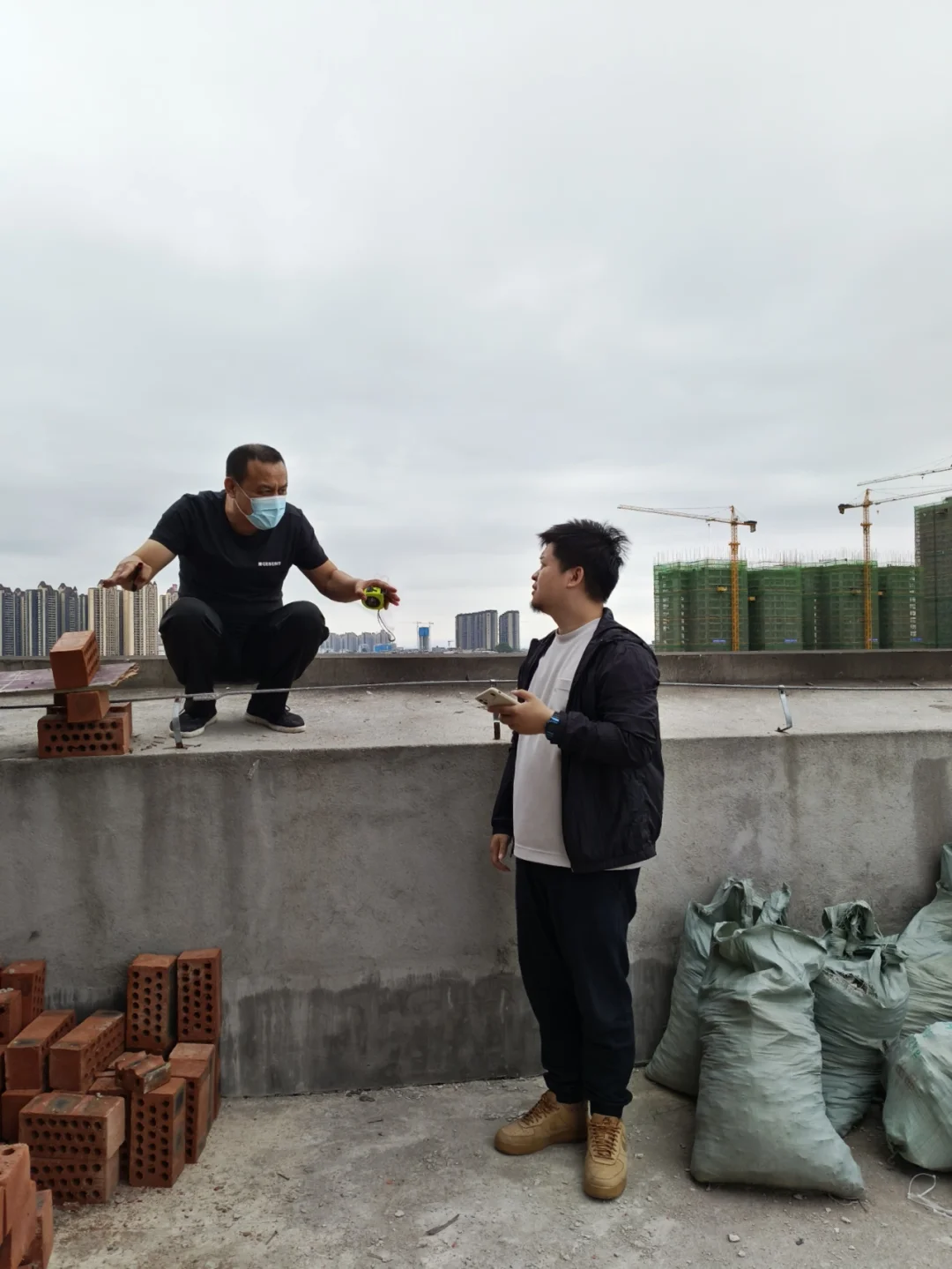 贴瓷砖的师傅会砌墙吗(贴瓷砖的师傅会砌墙吗视频)