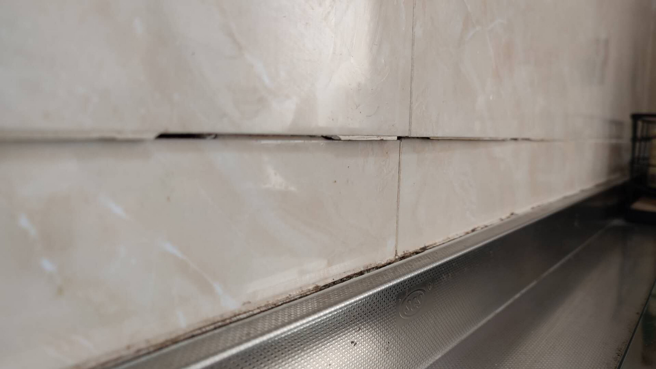 空鼓墙砖能打钉加固吗(墙砖空鼓可以用钉子固定吗) 空鼓墙砖能打钉加固吗(墙砖空鼓可以用钉子固定吗)